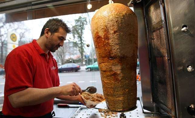 "Fast-food oriental" // sursa foto: http://www.20minutos.es/noticia/1962334/0/muere-kadir-nurman/inventor-kebab/comida-rapida/ 