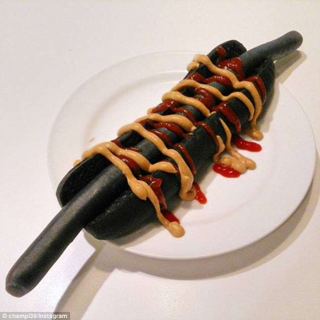 Hot Dog-ul negru de la IKEA // sursa foto: DailyMail.co.uk
