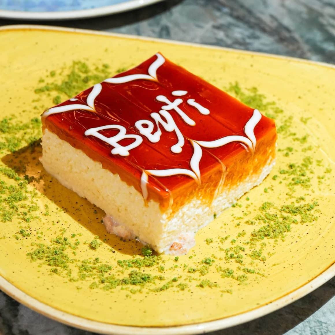 Trileçe, prajitura cu pandispan insiropat in lapte, acoperita de caramel.