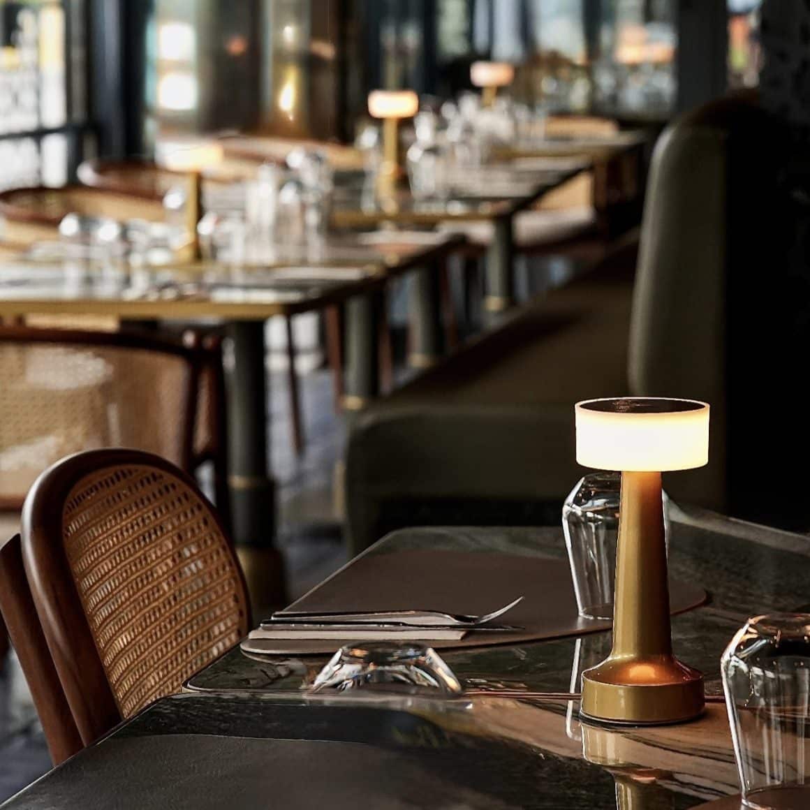 masa eleganta din restaurant Beyti București