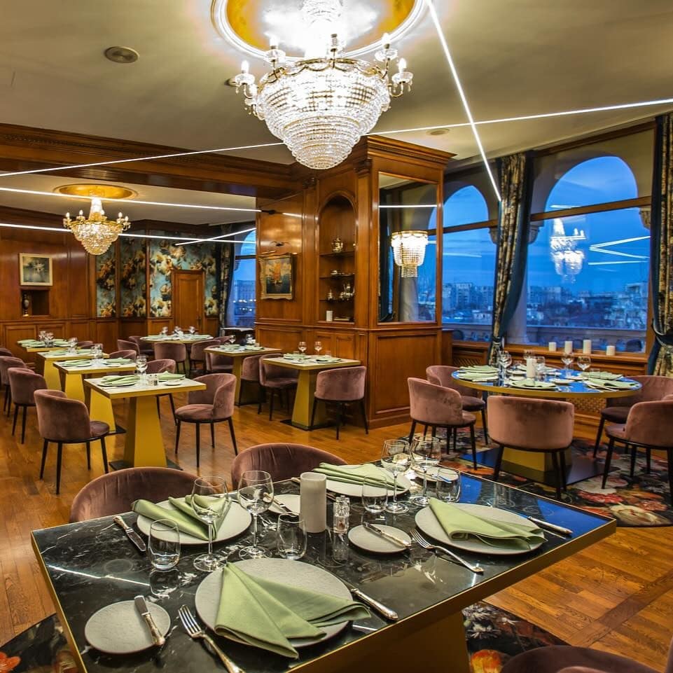 imagine din interiorul restaurantului Gramont din București, un restaurant elegant, luxos. 