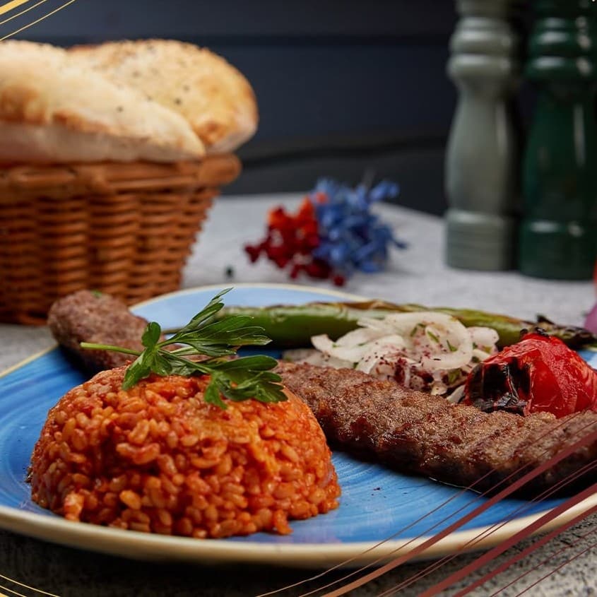 Adana Kebab de la restaurant Divan, unul din locurile cu cel mai bun kebab din București