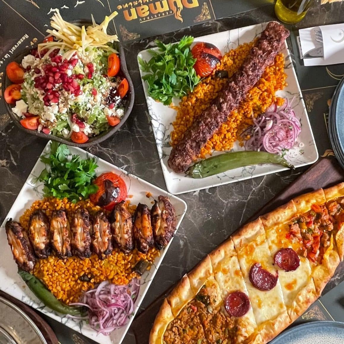 Selecție de kebab, aripioare, pide și salată proaspătă la Duman, restaurant turcesc din București