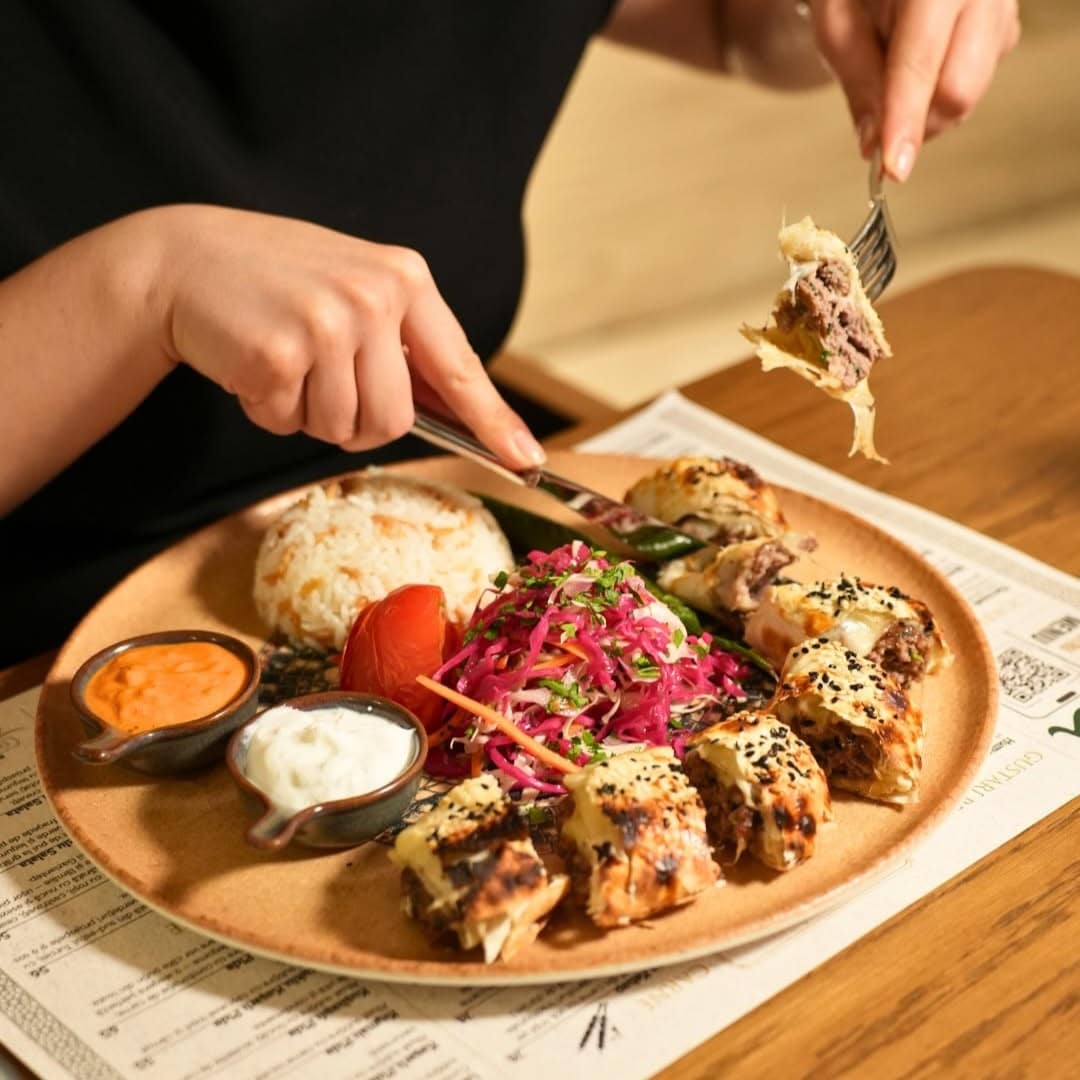 Sarma Beyti este un kebab din carne de vită și oaie, cu usturoi și cașcaval, înfășurat în lipie, servit cu sos de roșii și sos de iaurt.