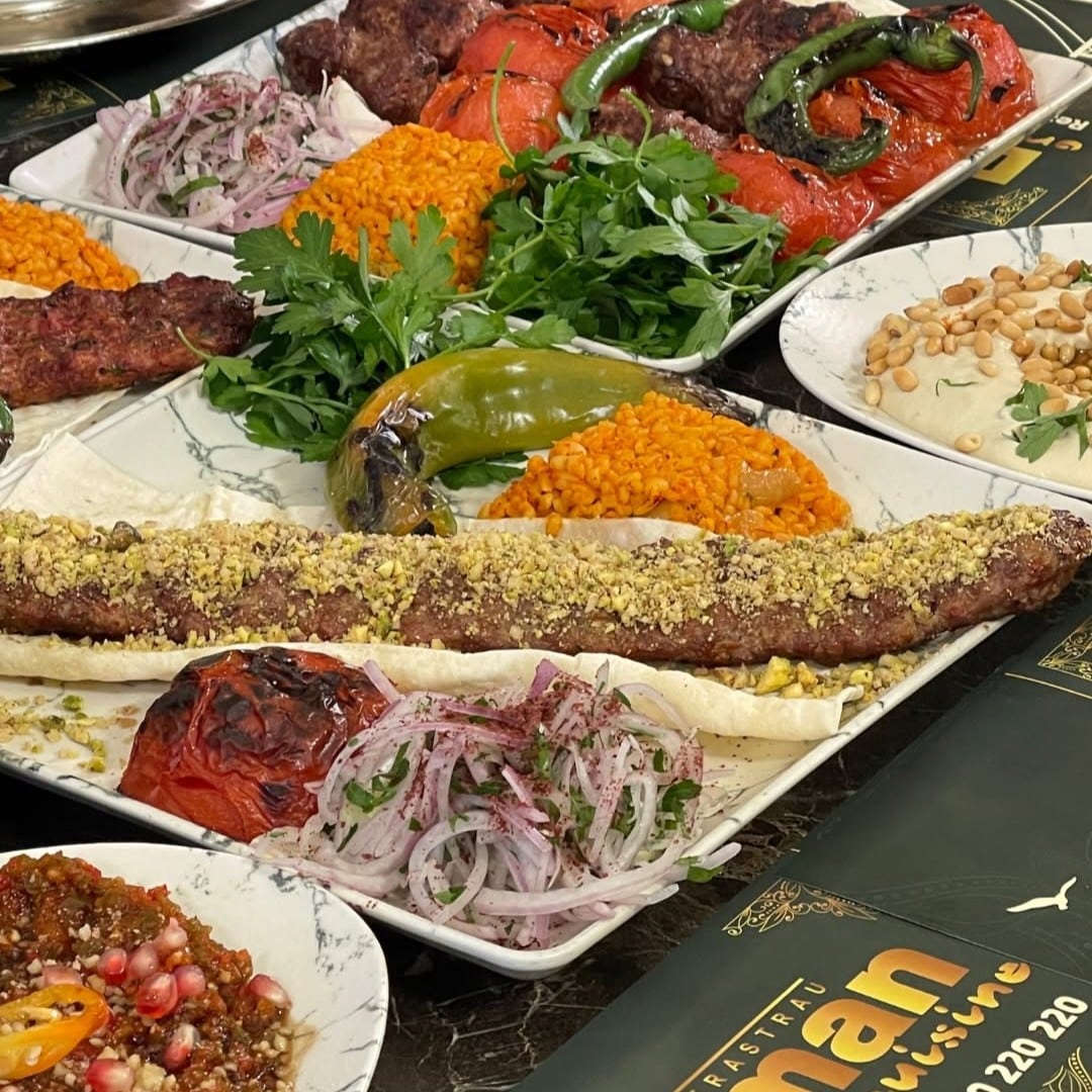 Kebab cu fistic, bulgur și garnituri tradiționale, una dintre specialitățile apreciate de la Duman Herăstrău