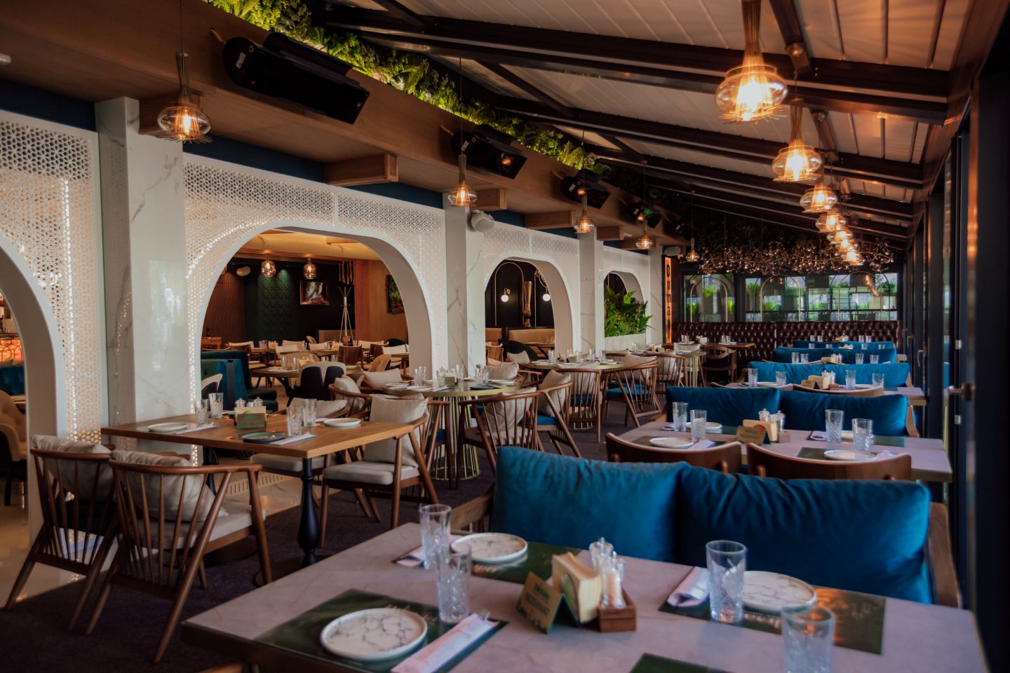 Interior elegant la Duman Herăstrău, restaurant cu specific turcesc și atmosferă contemporană în București