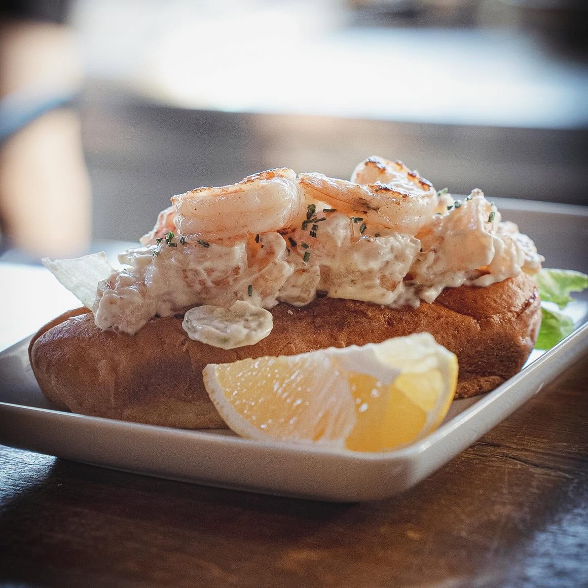 Shrimp roll cu creveți la grătar, servit la BistroMar, unul dintre restaurantele cu meniu de prânz din București