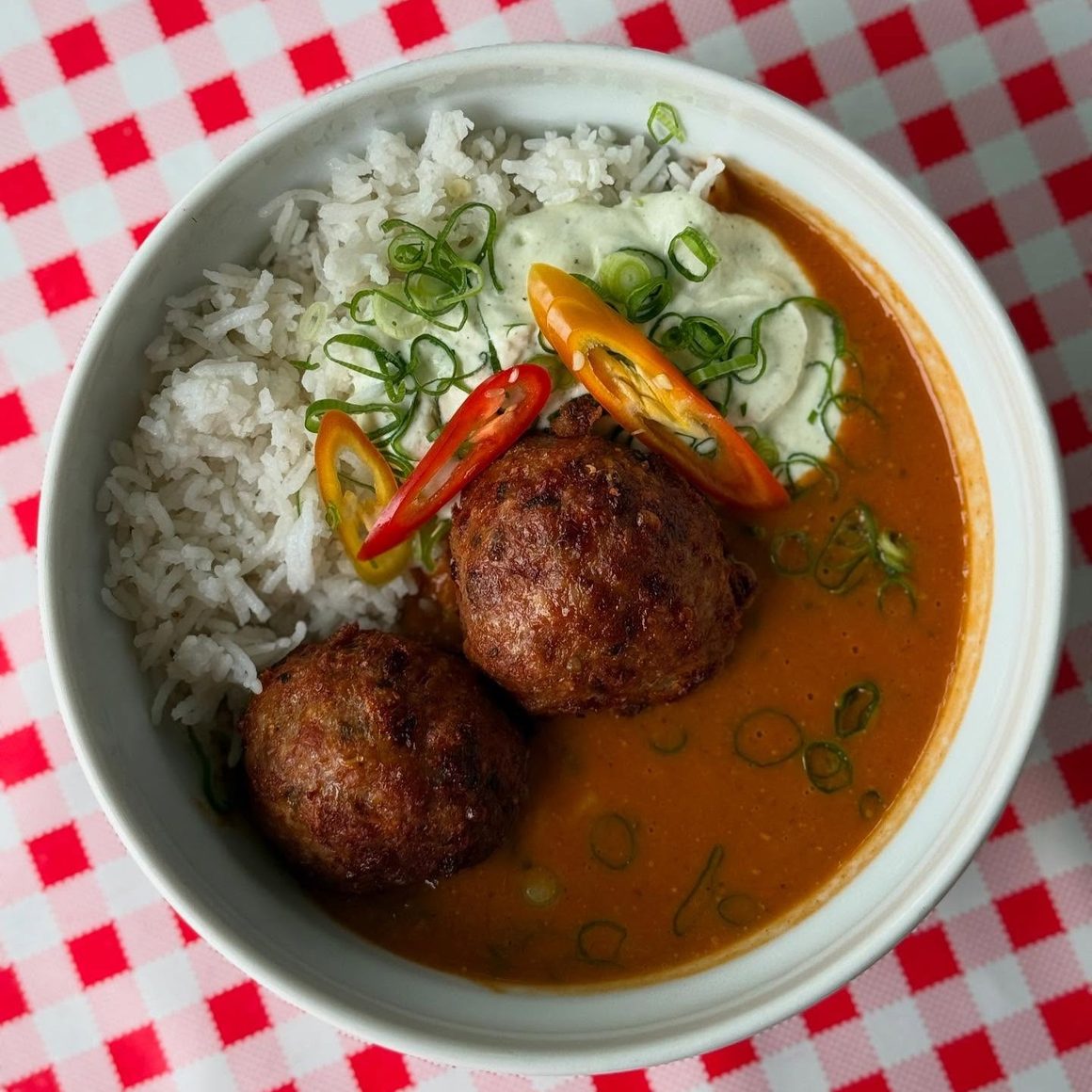 Chiftele Balls cu orez, sos picant și sos de iaurt, unul dintre restaurantele cu meniu de prânz din București