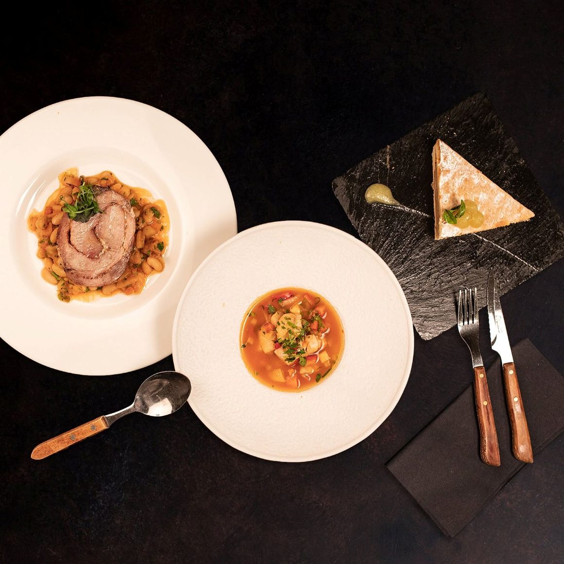 Friptură cu fasole albă, ceviche și tartă, prezentare de fine dining la Boutique du Pain
