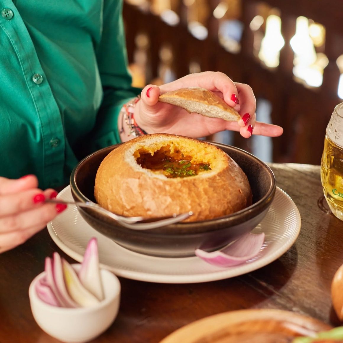 Ciorbă servită în pâine, unul dintre felurile de la Caru' cu Bere, restaurant cu meniu de prânz în Centrul Vechi