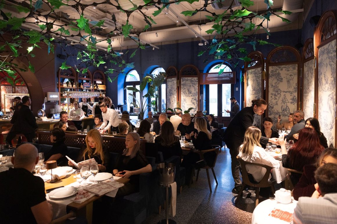 Interiorul restaurantului Casa Fratelli, cu paravane pictate și lumină caldă. unul dintre restaurantele cu meniu de prânz din centrul Bucureștiului
