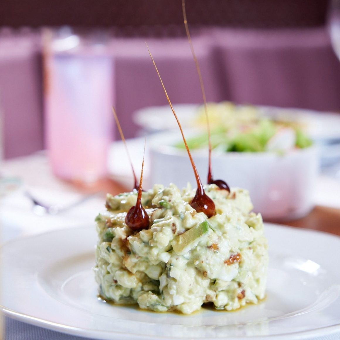Salată Regina Elisabeta, cu conopidă și brânză de capră de la Casa Fratelli, unul dintre restaurantele cu meniu de prânz din centrul Bucureștiului