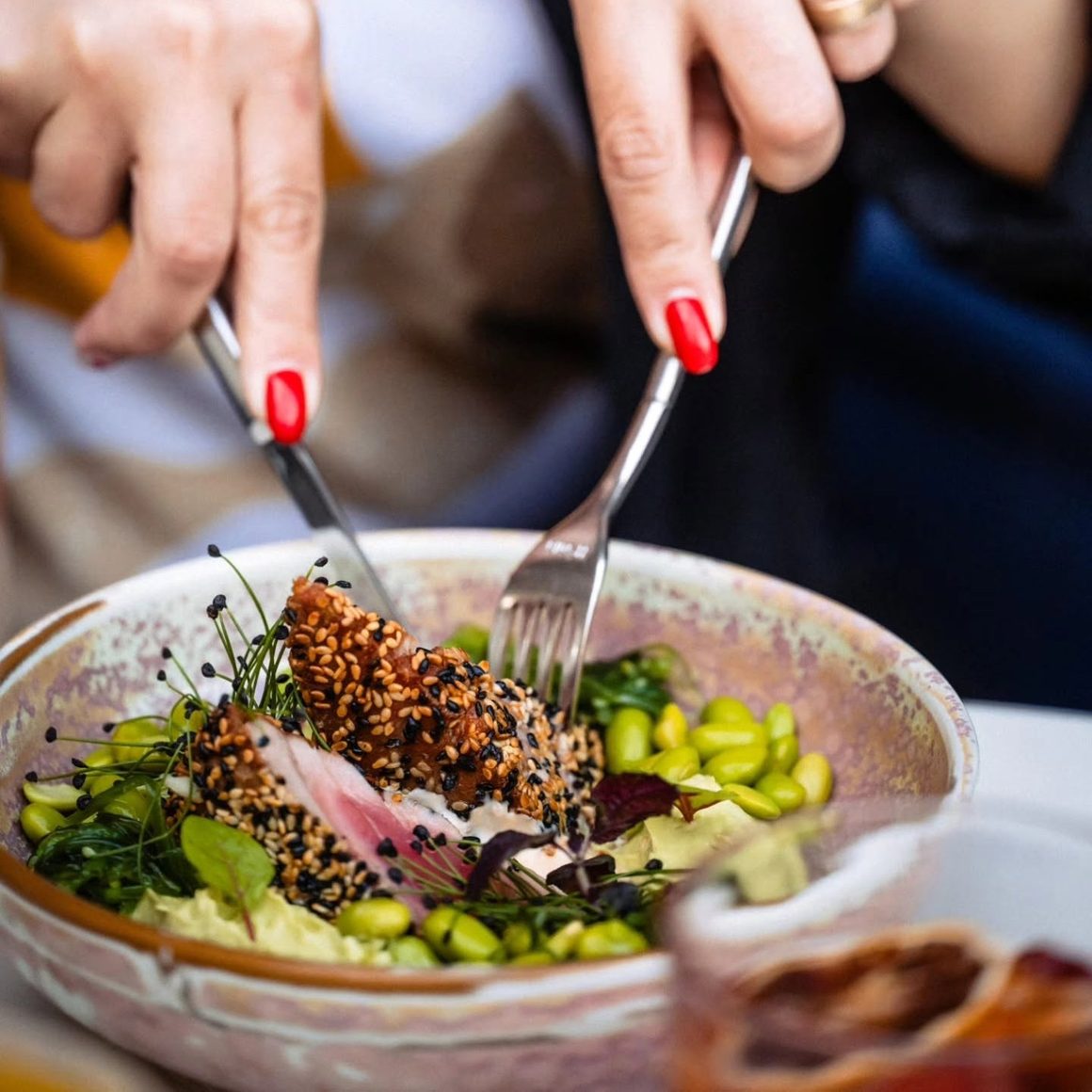 Bol cu ton în crustă de susan și edamame, preparat à la carte de la Gram Bistro, unul dintre restaurantele cu meniu de prânz din București