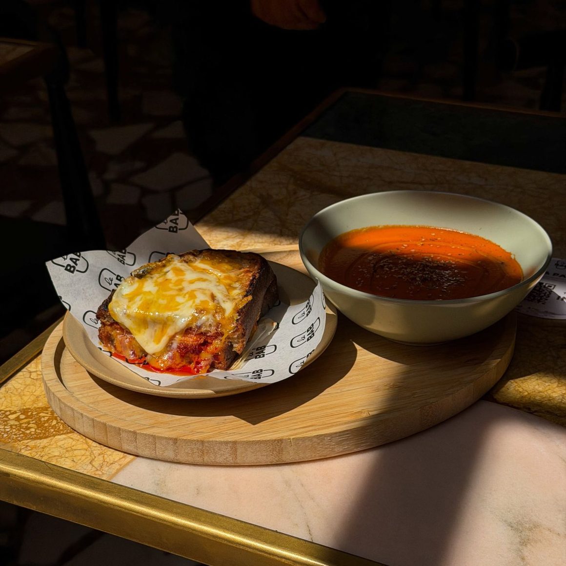 Supă de roșii și focaccia cu brânză topită, din lunch deal-ul de la Le Bab, unul dintre restaurantele cu meniu de prânz din București