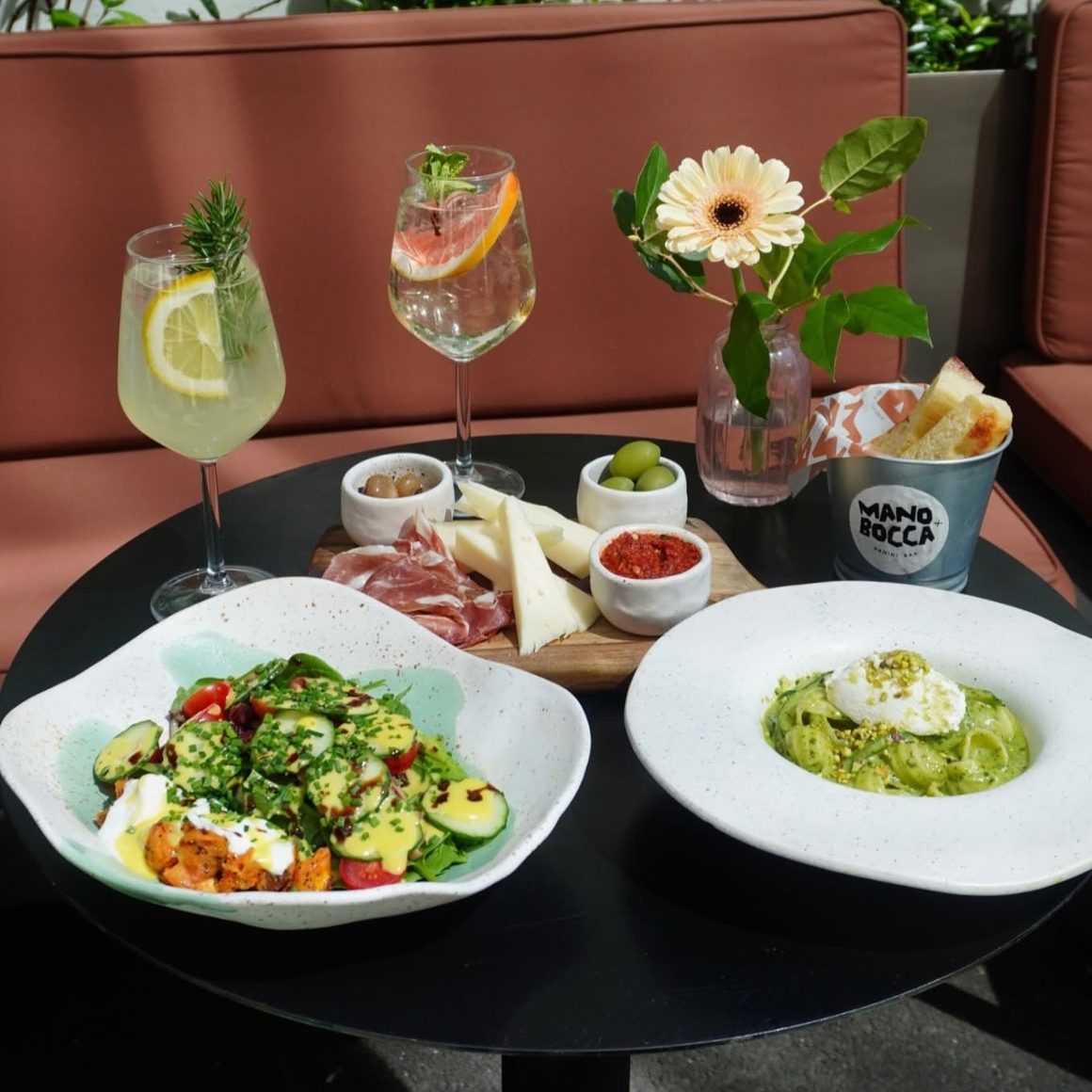 Platou cu brânzeturi, salată și paste cu burrata, la Mano+Bocca, unul dintre restaurantele cu meniu de prânz din București