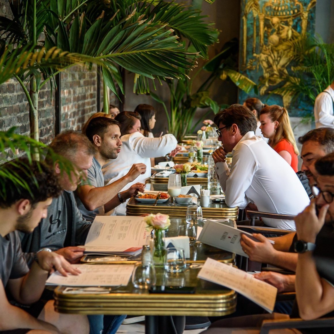 Sala Turkish Kitchen, plină la prânz, cu meniuri de business lunch pe masă
