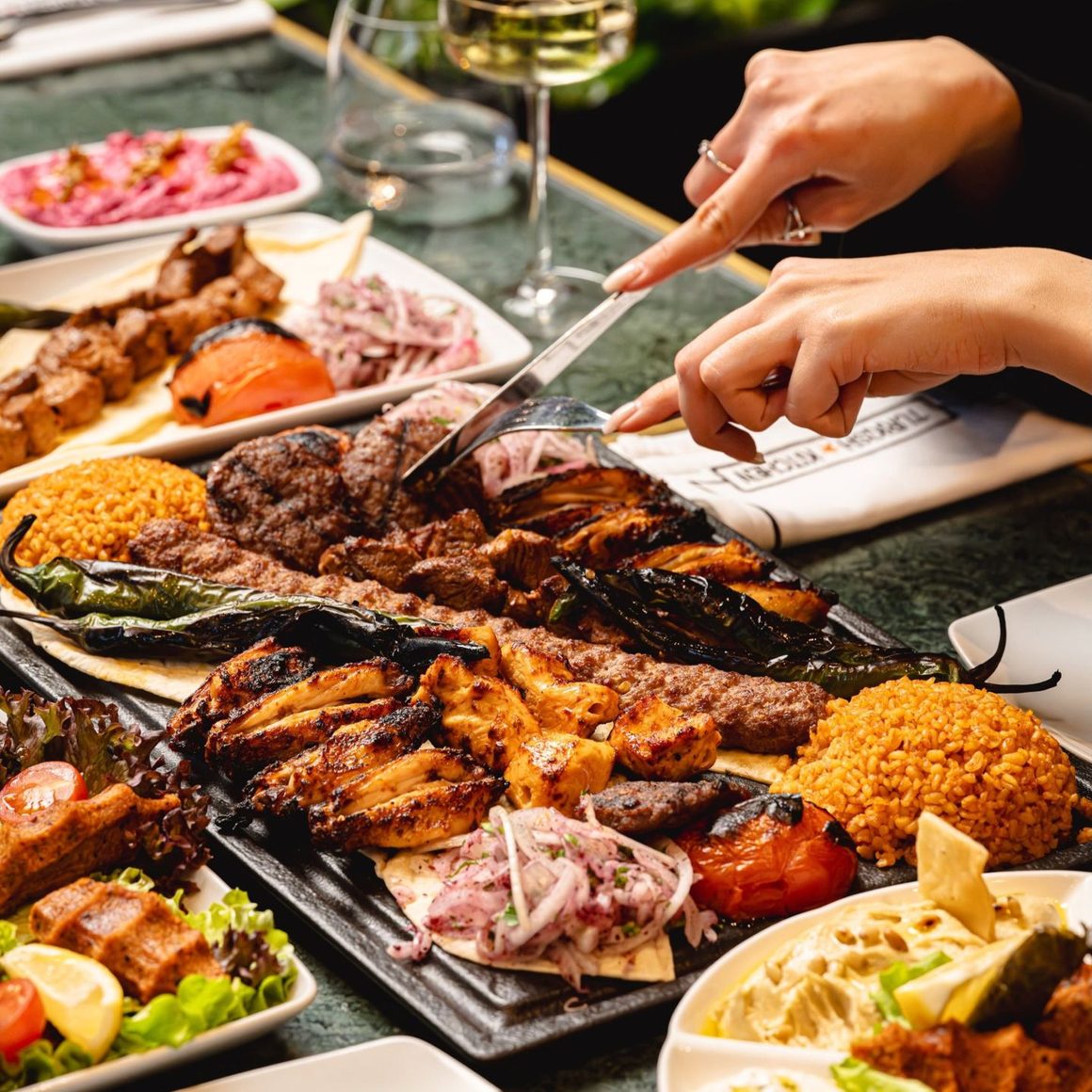 Platou mixt de grătar turcesc, cu kebap, pui și bulgur, la Turkish Kitchen, unul dintre restaurantele cu meniu de prânz din București