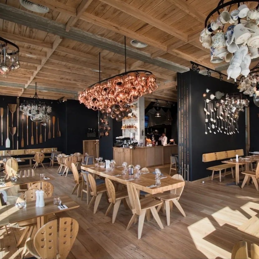 Interiorul restaurantului Sardin, cu vâsle și obiecte vechi atârnate pe pereți, parte din decorul adus din târguri de antichități