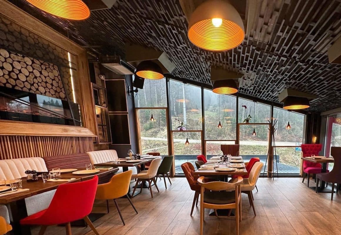 I’mperfect Sinaia – restaurant modern cu ferestre mari și atmosferă relaxată. Unul din cele mai bune restaurante din Sinaia