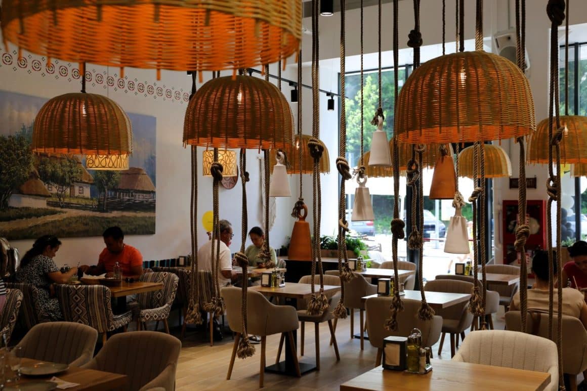 Restaurant Mămăliguță Sinaia – interior cu specific românesc și bucătărie tradițională. Unul din cele mai bune restaurante din Sinaia.