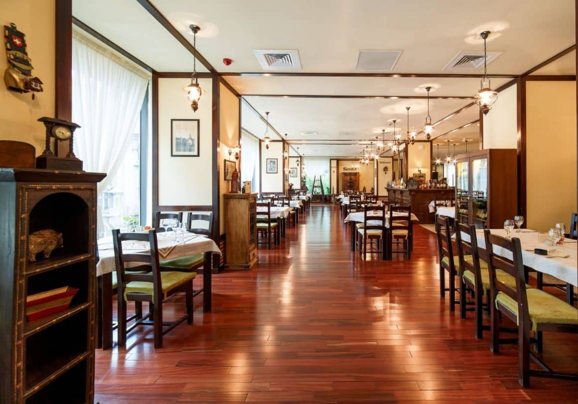 Restaurant Tirol Sinaia – interior cu specific tirolez și preparate alpine