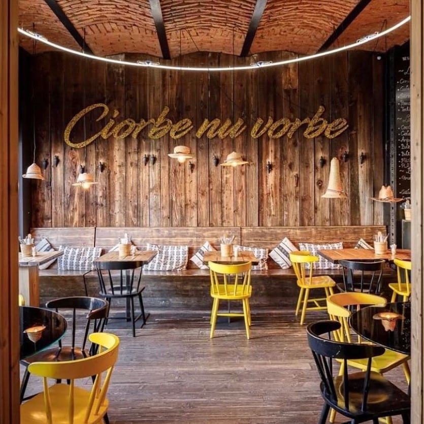 Imagine din interiorul restaurantului La Ceaun din Brașov