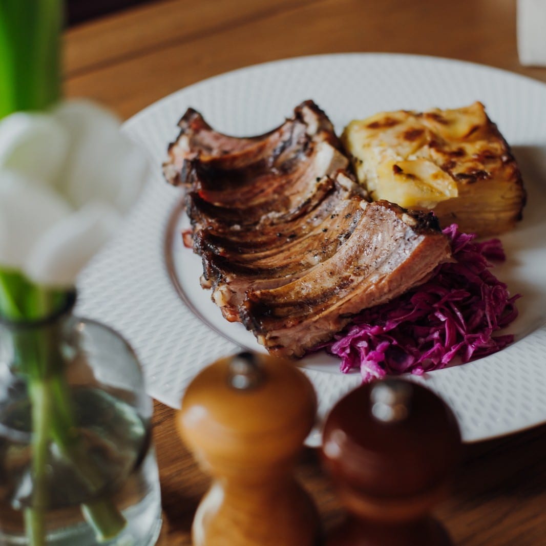 Costiță afumată ccu salată crocantă de varză roșie și cartofi gratinați la cuptor de la restaurant Pilvax din Brațov