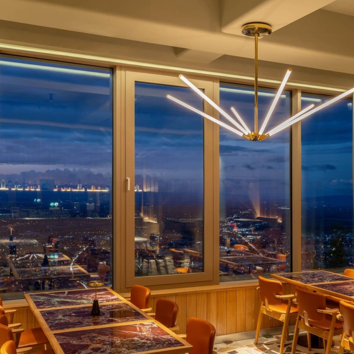 vedre panoramica asupra orasului Brasov, din interiorul restaurantului Panoramic