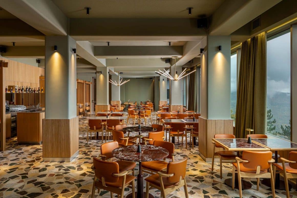 Imagine din interiorul restaurantului Panoramic. Restaurante Brasov