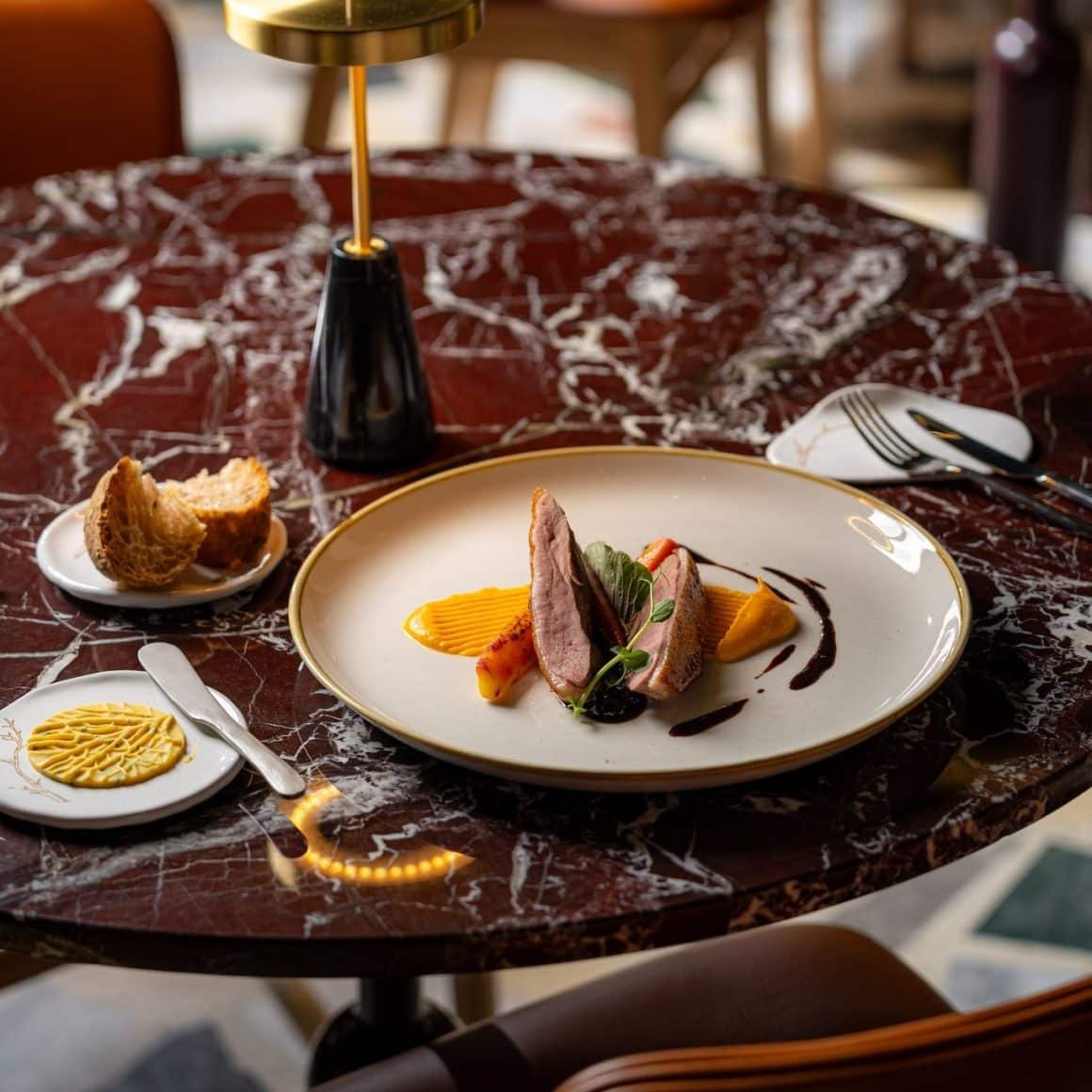 Piept de rață glazurat cu miere sălbatică din Transilvania, servit cu sos de afine și piure de dovleac. Restaurant Panoramic Brașov