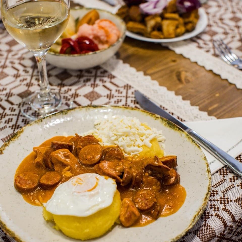 Pomana porcului cu bulz si ou prajit