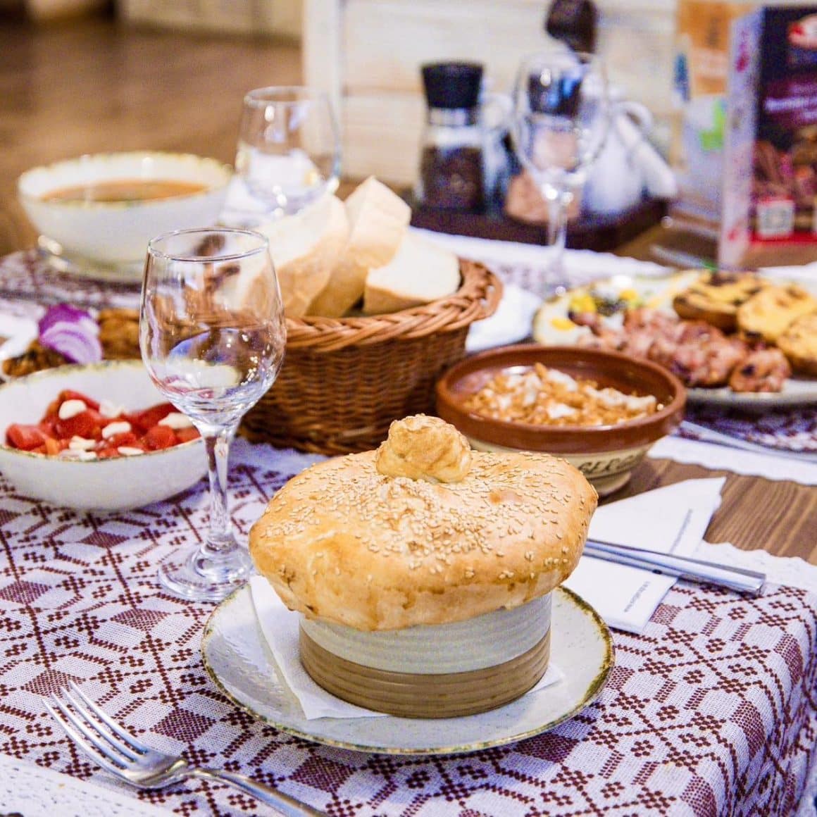 Masă plină de bucate tradiționale la restaurant Sergiana din Brașov