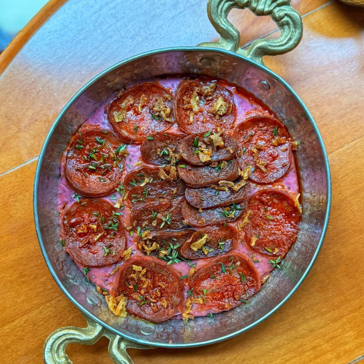 Tigaie cu fasole bătută & legume rumenite, felii babic și ghiudem de la Bistro de l'Arte. restaurante Brașov