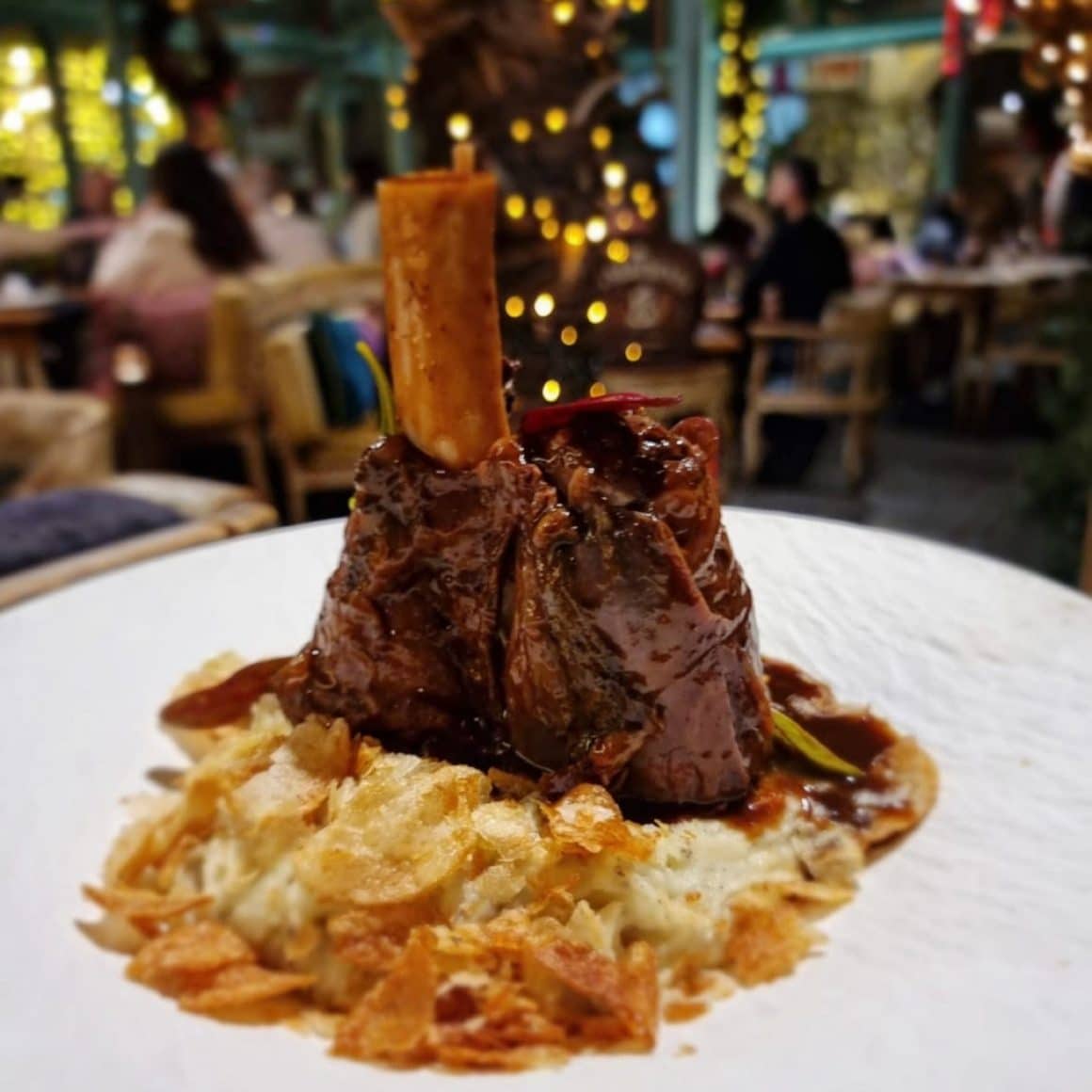 Ciolan de vitel cu piure de la Casa Hirscher. Restaurante din Brașov