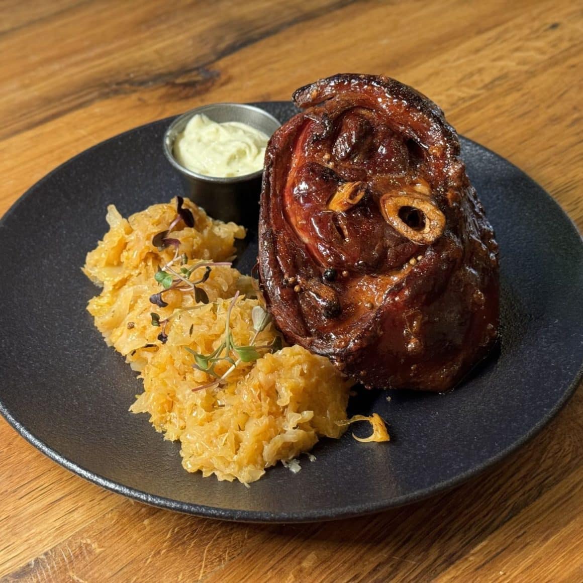 Ciolan de porc la cuptor în sos de bere neagră de la restaurant Ograda. Restaurante din Brașov