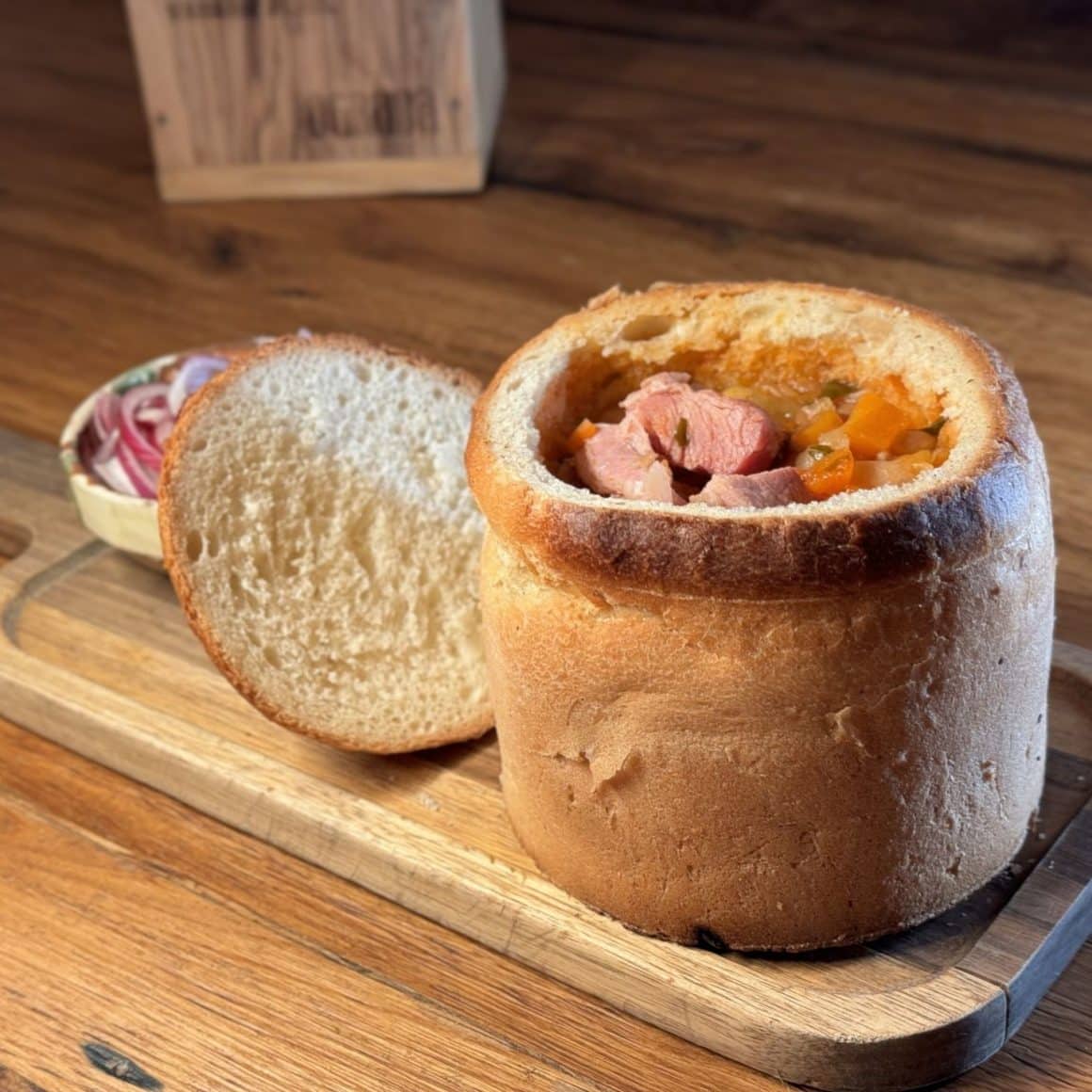 Ciorbă de fasole cu ciolan în pită de la restaurant Ograda din Brașov