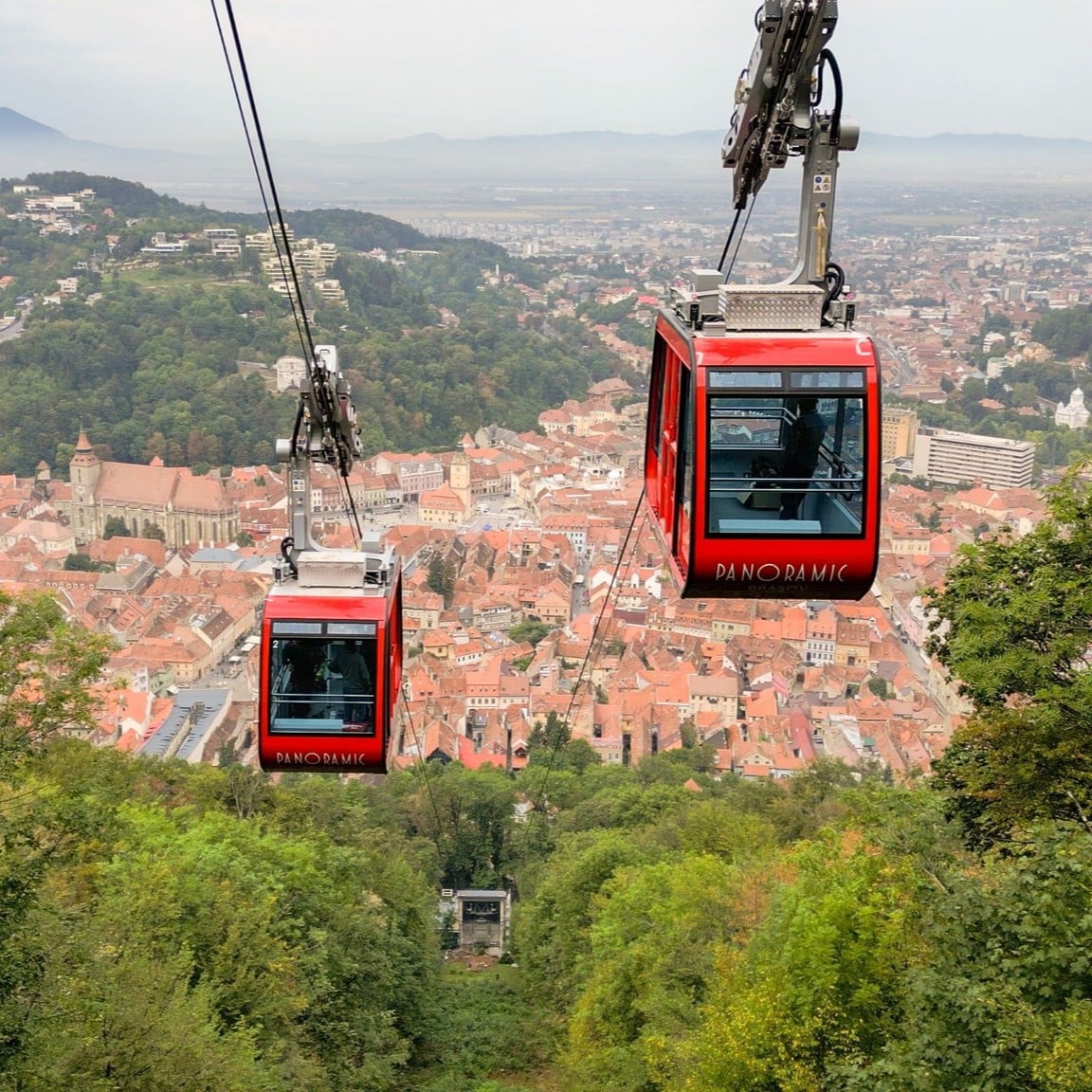 Telecabina Tâmpa Brașov. Doupă telecabine roșii urca si coboara de pe munte la Brașov