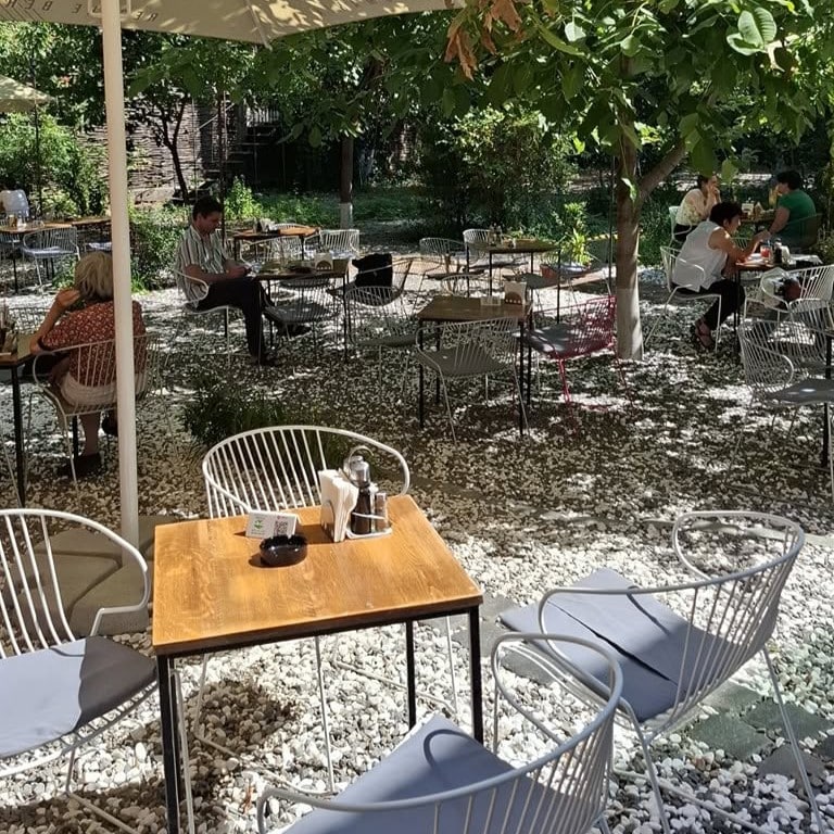 Oameni la mese pe terasa de la Grădina Verona din Bucuresti
