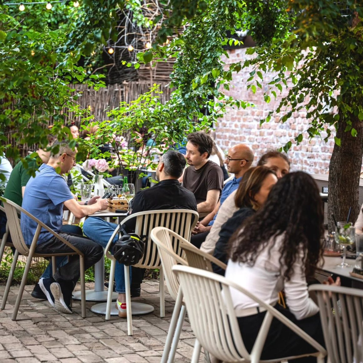 mai multi oameni iau masa la restaurant Mira Bucuresti, pe terasa