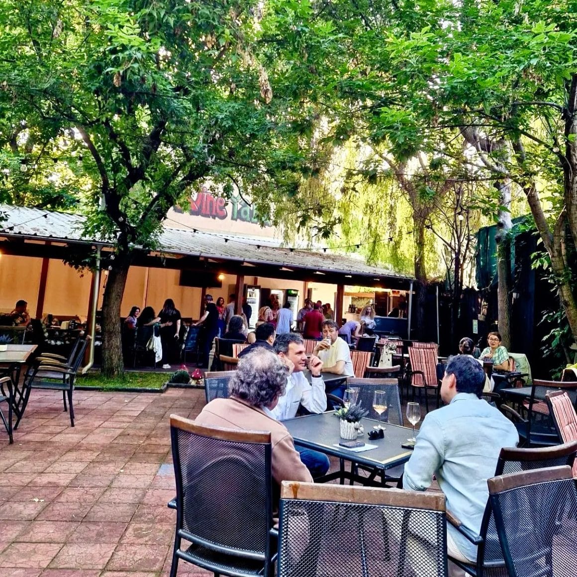 Mai multi oameni iau masa la terasa WineYard, vara