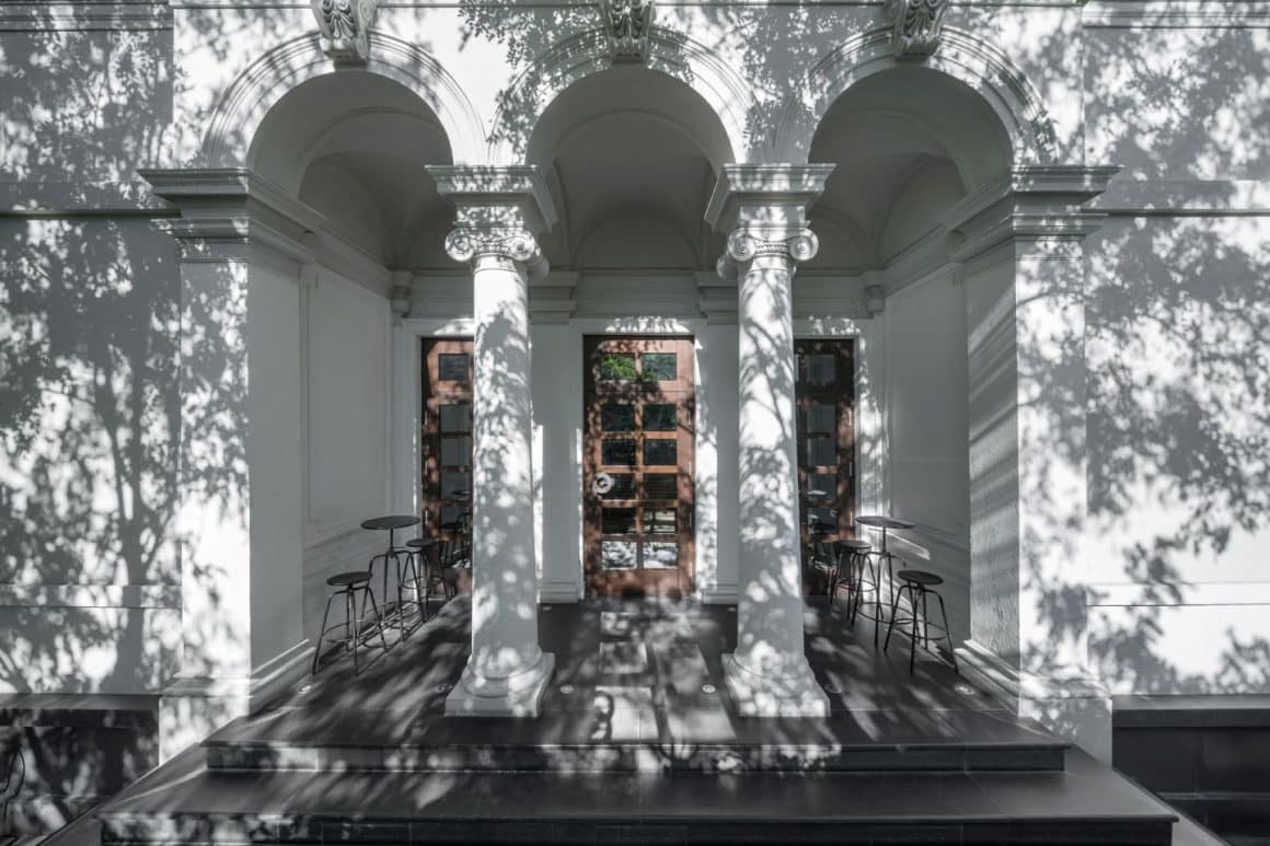 Intrarea in vila burgheza care gazduieste POINT art hub in București