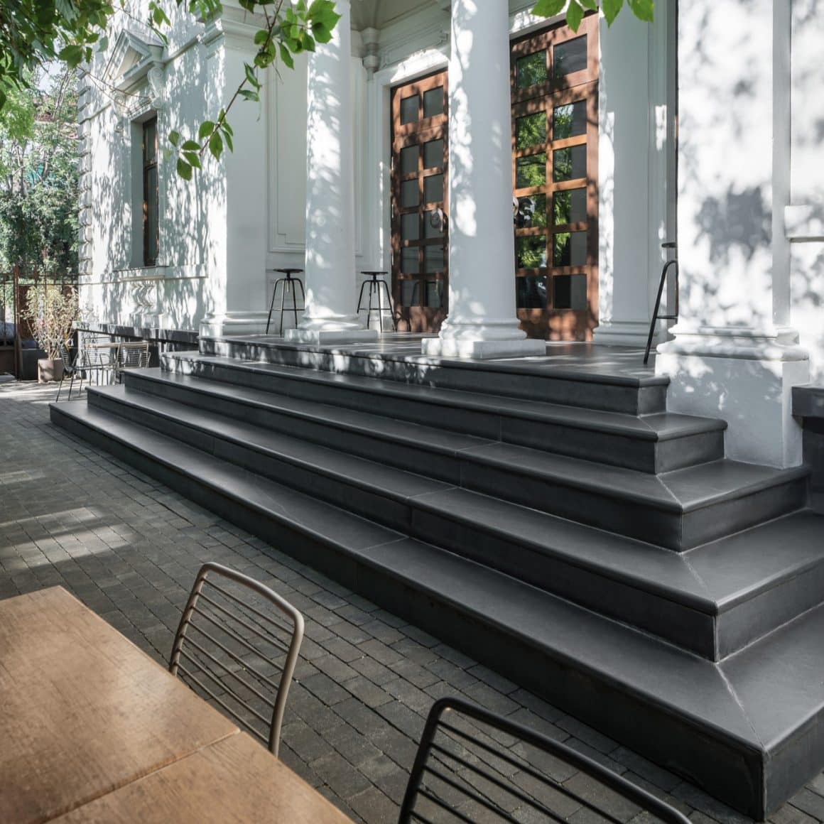 Intrarea in vila burgheza care gazduieste POINT art hub in București