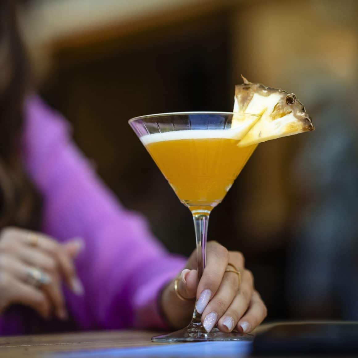 Un pahar de cocktail de vara cu ananas