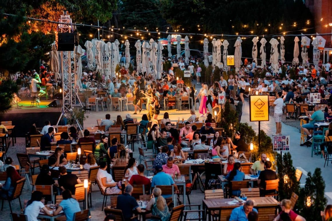 Terasa Berăria H din București, cu mese în aer liber, scenă pentru concerte și zonă extinsă de dining.