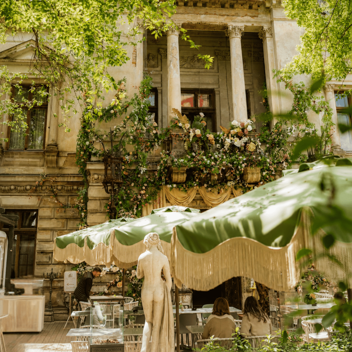 Grand Café du Bucharest, una dintre cele mai elegante terase București, amenajată în curtea unei vile istorice.
