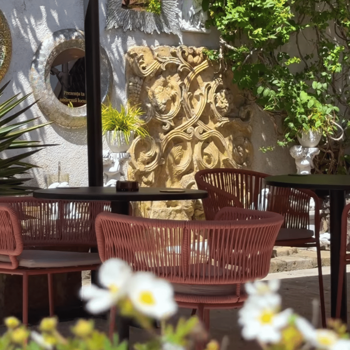 Curtea interioară Art Deco Café, cu mese de terasă, vegetație decorativă și spațiu de relaxare în aer liber. Una din cele mai frumoase terase din București