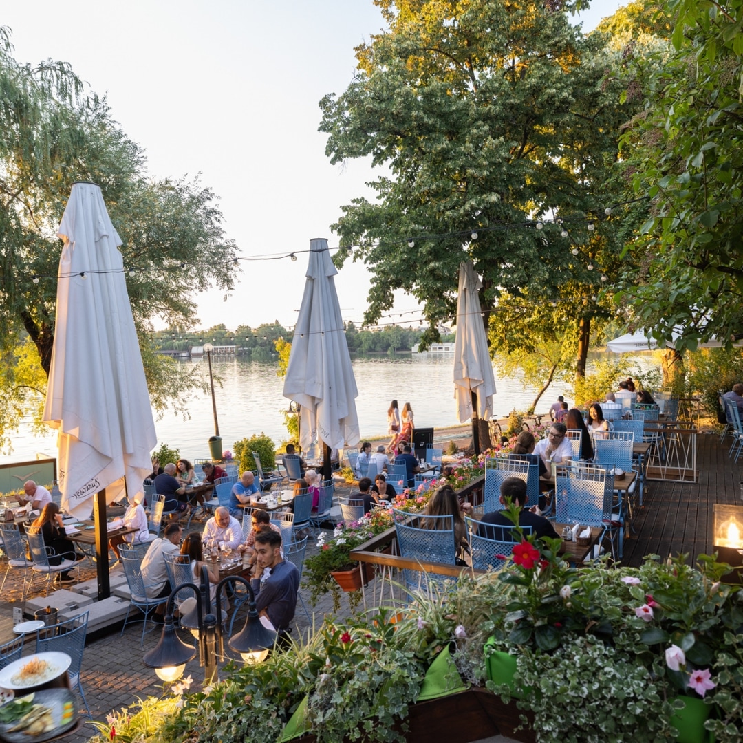 terasa restaurantului Pescarus, pe malul lacului herăstrău. Restaurante cu meniu pentru copii.