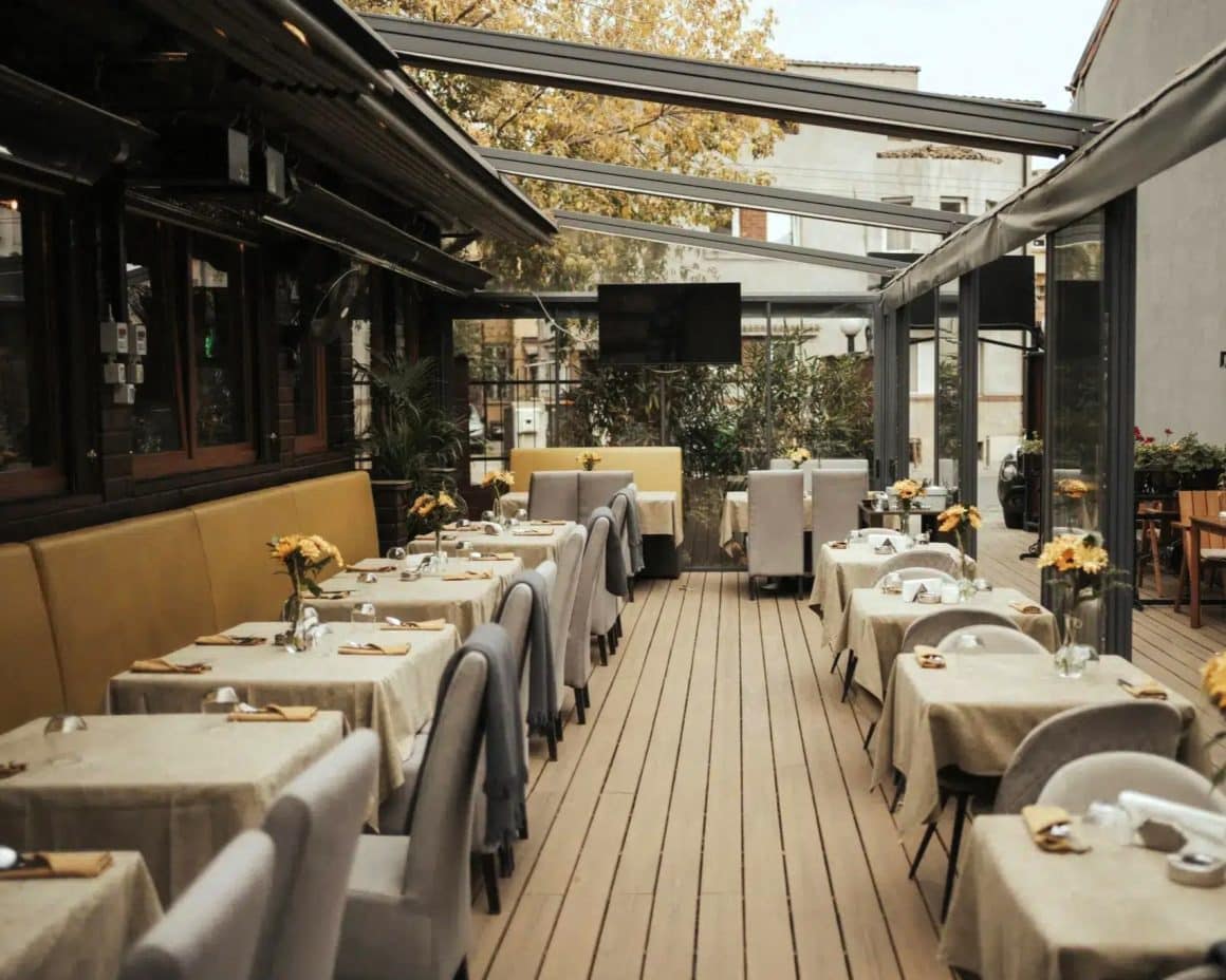 Imaginea de pe terasa acoperită din restaurantul Trattoria Il Calcio București, restaurant cu loc de joacă pentru copii.