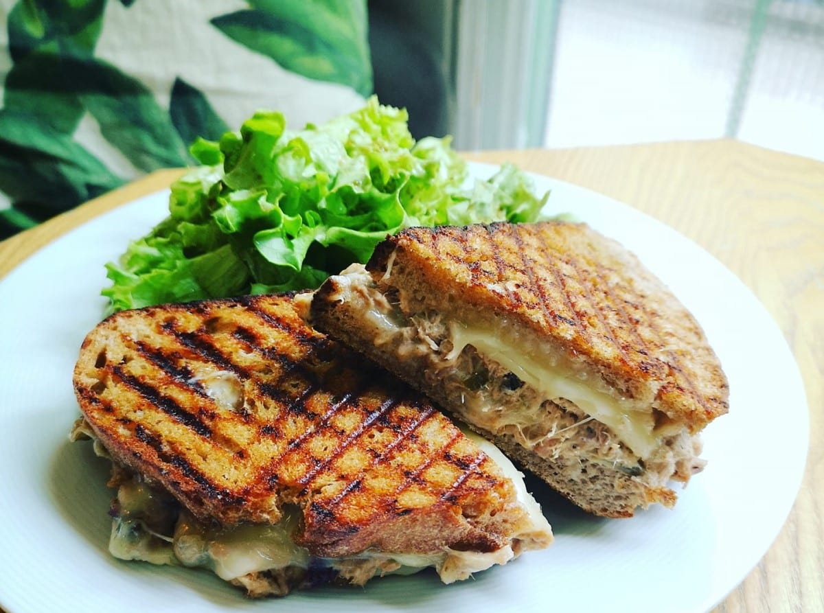 Sandviș bun și cald cu salată de ton făcută în casă, brânză Gouda și pâine integrală cu maia , de la Simbio București