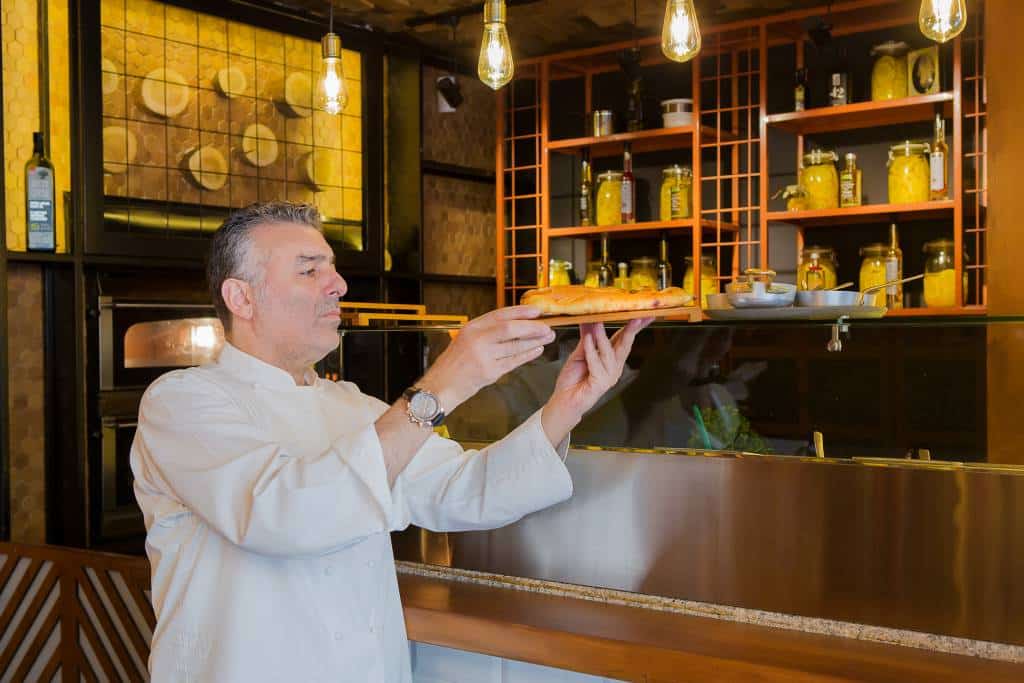 Chef Joseph Hadad in restaurantul sau, Caju